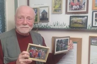 24 Jahre "Flinke Knechte" in Bildern - Lothar Wunderlich in der Ausstellung im Heimathaus.