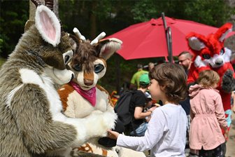 24. Köbefest lockt scharenweise Besucher in den Naturpark bei Penig - Für tolle Fotomotive und Begeisterung bei den kleinen Besuchern sorgten die kuscheligen Tiere vom Verein „Freunde auf zwei Pfoten“.