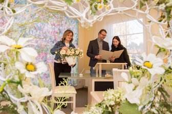 24 lokale und regionale Aussteller bei Hochzeitsmesse im Erzgebirge - Claudia Müller, David Mühl und Joline Freund (v. l.) von der Gemeindeverwaltung Mildenau bereiten das Trauzimmer im Rathaus für die zweite Hochzeitsmesse vor.