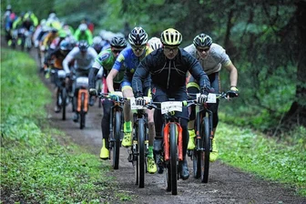 24 Stunden auf dem Mountainbike um den Stausee Oberrabenstein: "Wir sind auch auf Schnee vorbereitet" - Ob bei Gluthitze oder, wie hier 2018, bei Regen: Die Starter beim "Heavy 24" gehen bei jedem Wetter auf die holprige Piste.