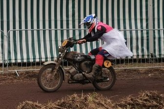 24 Stunden auf der Simson: Wild Swans sind 2023 in Vahrholz wieder mit am Start - Gino, kurz vor der Zielankunft