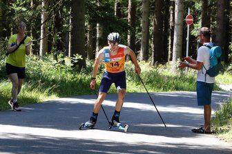 24 Stunden auf Rollskiern unterwegs: Eine Grundschullehrerin beweist am Fichtelberg die stärkste Ausdauer - Tillmann Quittek wurde von seiner Mutter Manuela (links) an der Strecke angefeuert. Er gehörte zu einer Staffel.