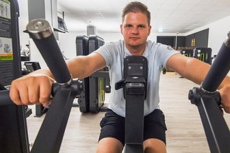 24-Stunden-Fitnessstudio im Erzgebirge im Selbsttest: Wo Videos den Trainer ersetzen - Los geht's: Reporter Georg Dostmann wagt im automatischen Fitnessstudio in Schneeberg den Selbsttest.