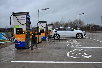 24-Stunden-Shop im Lichtenauer Ladepark an der A 4 kommt erst 2024 - Der Ladepark an der A 4 ist in Betrieb. Der 24-Stunden-Shop noch nicht. Der soll erst im kommenden Jahr für Nutzer öffnen.