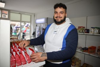 24-Stunden-Shop in Werdau: Getränke, Süßes und Pizza gibt es jetzt rund um die Uhr - Amrit Lohti kümmert sich vorrangig um den neuen 24-Stunden-Laden am Werdauer Markt. Das erste Geschäft dieser Art hat die Familie im Vorjahr in Zwickau eröffnet.