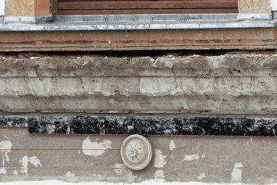 Auch an der noch nicht wieder hergestellten Sockelleiste aus Stuck unter einer Fensterreihe ist zu erkennen, woran die nun beauftragte Firma aus Crimmitschau arbeiten muss. 