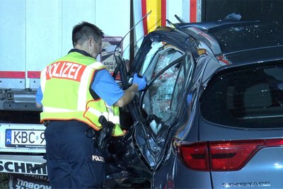 Beim Aufprall des PKW Kia auf den parkenden Sattelzug entstand am PKW Totalschaden.