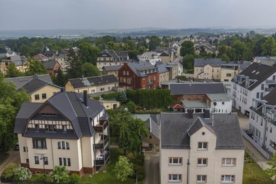 Die Bevölkerungszahl in Lugau, hier ein Luftbild, ist seit vielen Jahren rückläufig.