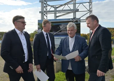 Stehen vor einer der Bautafeln: Gerd Koschmieder (l.), Vorstand der Volksbank Chemnitz, Notar Torsten Bochmann, Oberbürgermeister Heinrich Kohl und der Beigeordnete Jens Müller.