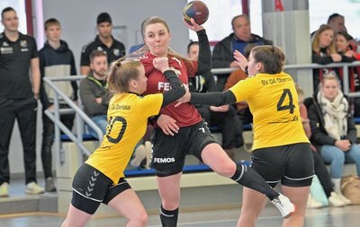 Sarah Riedel (Mitte) tankt sich gegen die Plauenerinnen Lina Kalkreuter (l.) und Michelle Rieger durch. Die Zwönitzerin spielte auf Rechtsaußen und steuerte drei Tore zum Ergebnis bei. 