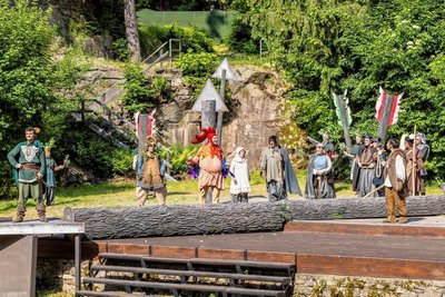 Mit "Robin Hood" hat am Sonntag die Theatersaison auf der Felsenbühne an den Greifensteinen begonnen.