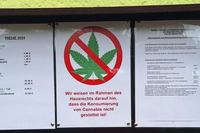 Am Eingang des Fraureuther Waldbades weist seit dem vergangenen Samstag diese Information auf das Cannabis-Verbot hin.