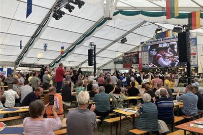 Das Tanzen auf den Bierbänken gehörte unbedingt dazu.