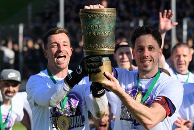 Am Pfingstwochenende stemmte Kapitän Marcel Bär (r.) gemeinsam mit Vereinslegende Martin Männel den Sachsenpokal in die Höhe. Nun hat der Torjäger trotz des Abstieges beim FC Erzgebirge Aue verlängert.