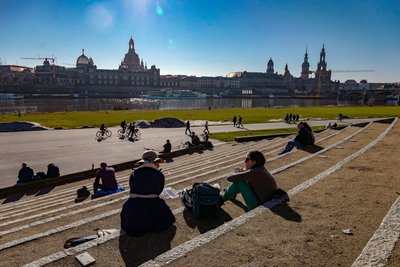  Dresdner und Gäste Stadt genießen am Samstag die Sonne zum Frühlingswetter an der Elbe in Dresden.