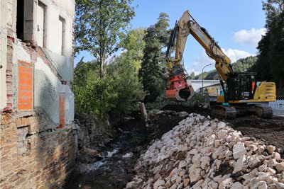 Das Gebäude der alten Papierfabrik steht teilweise im Bachbett der Großen Mittweida. Das Ufer zur Straße wurde mit einer Böschung versehen.