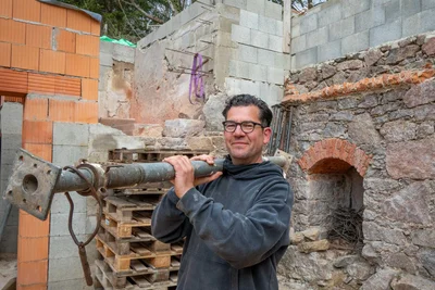 Markus Klitzsch ist jede freie Minute auf der Baustelle. Familie und Freunde helfen ihm dabei. 2027 soll das Ausflugslokal in der Nähe von Rochlitz fertig sein.