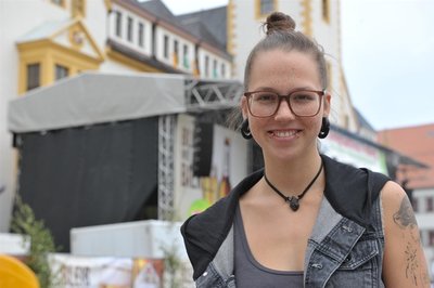 Stefanie Heinzmann schaut sich vor ihrem Auftritt noch auf dem Festgelände um.