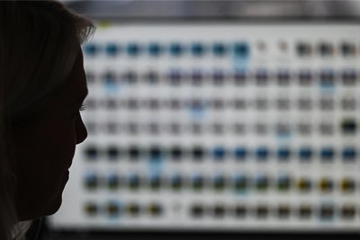 Der Angeklagte soll über mehrere Jahre kinder- und jugendpornografische Inhalte besessen und konsumiert haben.