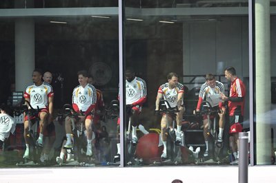 Die deutschen Stammspieler beobachteten das Testspiel vom Trainingsraum aus.