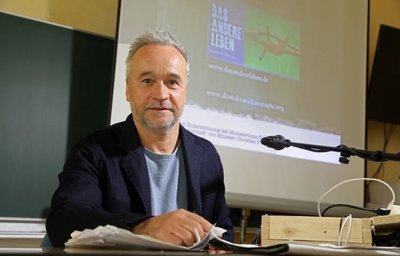 Der Schauspieler und Grimmepreisträger Thomas Darchinger in der Aula der Glauchauer Wehrdigtschule.