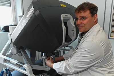 Chefarzt Olaf Reichelt am Bedienelement des "Da Vinci"-Operationssystem im Frühjahr 2019. 