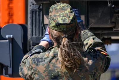 Eine Soldatin nimmt an einer Bundeswehrübung teil. Auch Frauen können in der Bundeswehr dienen, müssen es aber nicht.