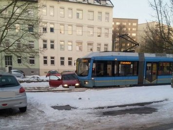 Bei dem Unfall im Chemnitzer Stadtteil Bernsdorf wurden Menschen verletzt, bestätigte die Polizei.