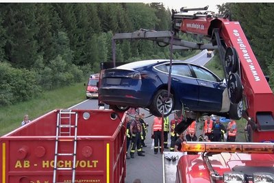 Als im Sommer 2020 ein Tesla auf einer Straße nach Aue schwer verunglückte, kam ein Hochvoltcontainer zum Einsatz. Die Chemnitzer Feuerwehr will keine derartigen Behälter anschaffen. 