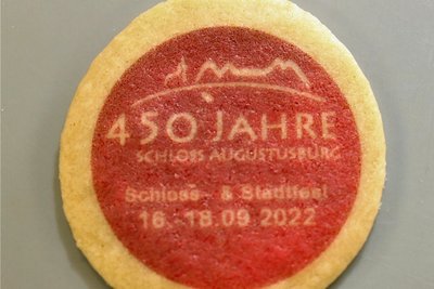 Das Jubiläumslogo schmückt die Kekse, die die Gäste auch im Museumsshop kaufen können.