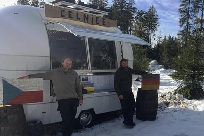 Imbisswagen statt Imbissbude: Miroslav Dejl (l.) und Jan Sláma in ihrem neuen Domizil am "Eisernen Tor". 