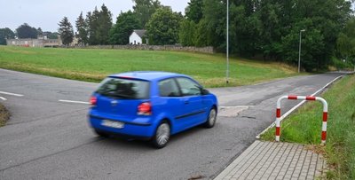 An der sogenannten Fuchsgrube in Taura fehlen Fußwege. Das soll sich jetzt ändern - hier Burgstädter Straße nahe des Pflegeheimes. 