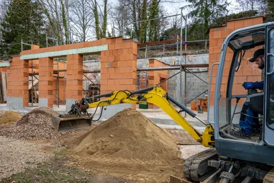 Ein Bagger ist beim Bau des Ausflugslokal regelmäßig im Einsatz.
