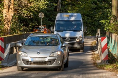 Das Nadelöhr in Höhe der Papierfabrik zwischen Nennigmühle und Olbernhau steht symbolhaft für den Zustand der Staatsstraßen. 