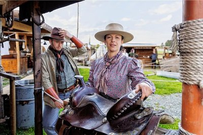 Das Siedlercamp als Vorläufer der Westernstadt "Old Miners Creek" bei Geyer startet am Wochenende in die Saison. Das Foto entstand 2022 - im Bild: Florian Hempel alias Kid Dexter und Tiffany Rehnert alias Fay Jackson.