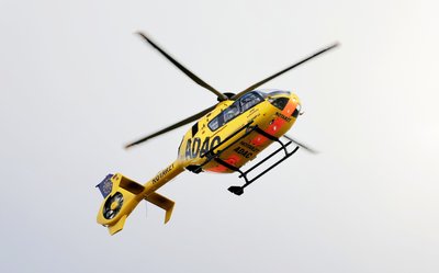 Ein Autofahrer fuhr auf einen vorausfahrenden Lkw auf und erlitt schwere Verletzungen.