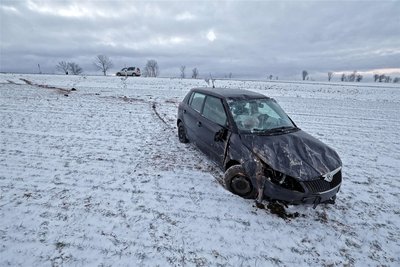 Ein Škoda kam auf der S 255 zwischen Zschocken und Hartenstein von der Straße ab.