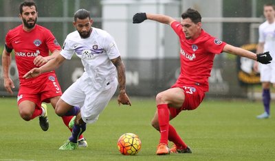 Cebio Soukou (M.), hier gegen Karim Seras (l.) und Abdullah Durak von Kasimpasa, überzeugte im ersten Test des FCE-Trainingslagers.