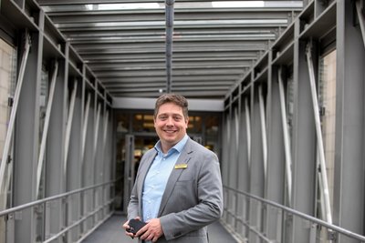 Für den neuen Centermanager, Mirko Fröhlich, sind einheitliche Öffnungszeiten eines der Alleinstellungsmerkmale von Einkaufszentren. Er steht auf dem Verbindungsweg zwischen Parkdeck und Stadt-Galerie.