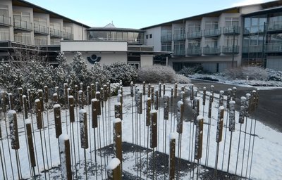 Verschneit, aber nicht im Winterschlaf: Die ehemalige BG-Klinik für Berufskrankheiten Falkenstein, die im Februar als Gesundheitszentrum weiterbetrieben werden soll.