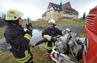Sven Kempe und Steffen Beer (von links) sorgen nach dem Aufbau der Saugleitung mit der Vorbaupumpe des Löschfahrzeuges LF16 TS für eine stabile Wasserversorgung.