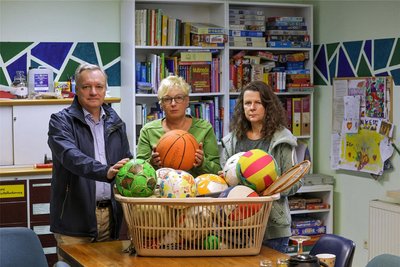 Andreas Gerold, Katrin Petters und Simone Prüstel (von links) räumen die „Hütte“ mit weiteren Helfern aus.