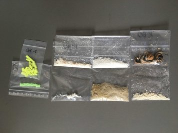 Die bei der Durchsuchung gefundenen Drogen und verdächtigen Substanzen.