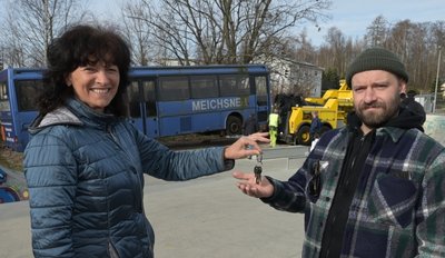 Heidi Schmidt, Sachgebietsleiterin Tourismus und Wirtschaftsförderung der Stadt Schneeberg, hat den ausrangierten Bus für die Nutzer der Skateranlage an Streetworker Frank Baumann übergeben.