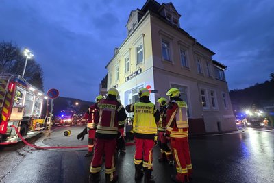 Feuerwehreinsatz am Dienstagfrüh in Bad Elster: An der Johann-Christoph-Hilf-Straße brannte es in einem Wohngebäude.