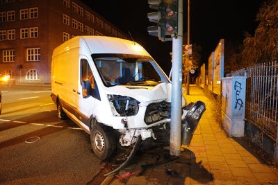 Der Ford rammte einen Ampelmast.