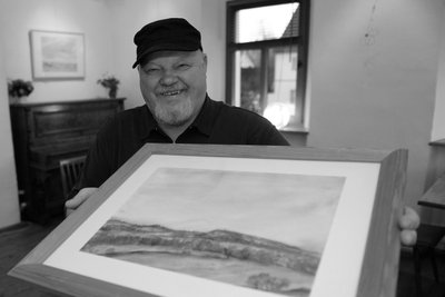 Peter Rehr, hier bei einer Ausstellung in Lauter 2014, hielt das Erzgebirge mit seiner Malerei fest.