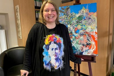 Iris Haist mag es bunt. Davon zeugt nicht nur das Bildnis der Malerin Frida Kahlo auf ihrem Kleid - ein Vorbild für die promovierte Kunsthistorikerin. Auch ein farbenfrohes Gemälde von Anna Genger, schillernde Künstlerin aus Hamburg, hat sie sich ins Büro geholt.