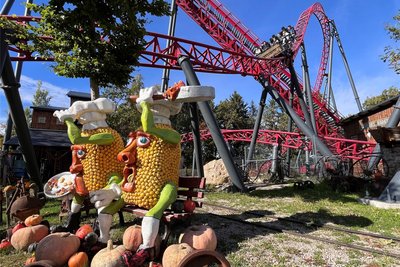 Diese Maiskolben-Köche finden sich als Halloween-Dekoration erneut direkt an der Dynamite-Achterbahn.