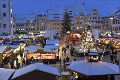 Der 32. Freiberger Christmarkt war an seinem letzten Tag am 22. Dezember von Schnee gekrönt worden.